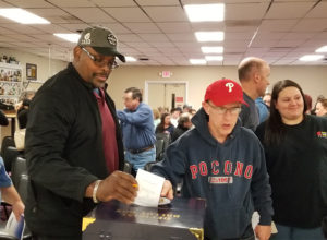 An Acme Markets member voting on the proposed contract.