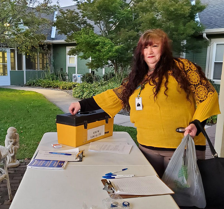 A member voting at the Victoria Commons ratification meeting, 2021.