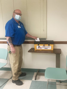 A member voting at the Crothall Healthcare ratification meeting on 3/22/22.