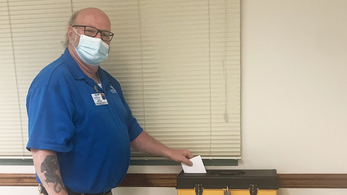 A member voting at the Crothall Healthcare ratification meeting on 3/22/22.