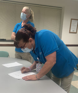 A member voting at the Crothall Healthcare ratification meeting on 3/22/22.